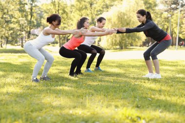 Spor. Kadınlar parkta egzersiz yapar.