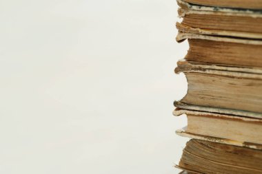 Okuyorum. Kitaplar masaya.