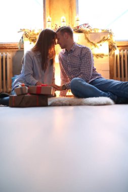 Akşam şöminenin yanında güzel bir çift.