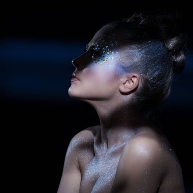 Sanatsal makyajlı güzel bir kız.