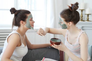 Güzeller güzeli kadınlar kaplıcada dinleniyor.