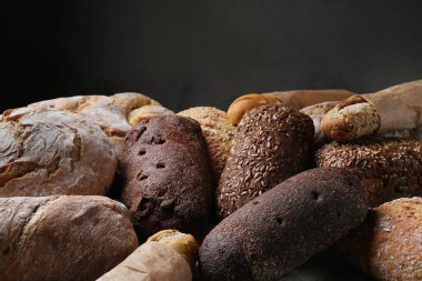 Ekmek somunu masada.