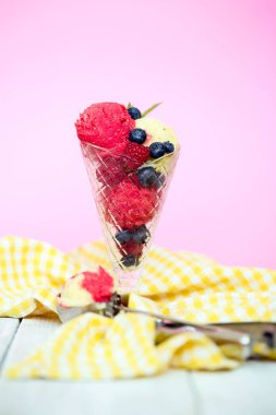 Tatlı. Masada nefis dondurma var.