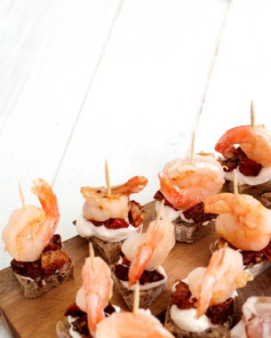 Yemek, aperatif. Masada lezzetli atıştırmalıklar var.