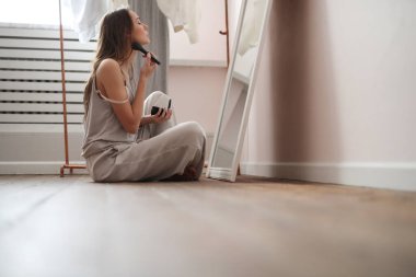 Gündüzleri evde güzel genç bir kadın.