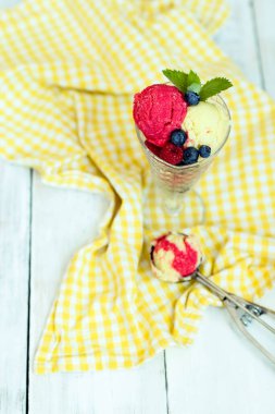 Tatlı. Masada nefis dondurma var.