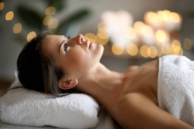 Güzellik. Kaplıcada güzel bir kadın