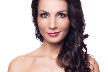 Beyaz arka planda güzel esmer, güzellik ve cilt konsepti