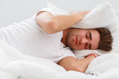 - Eve. Yatakta yakışıklı bir adam.