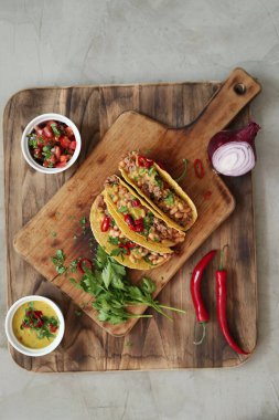 Yemek ve yemek. Masadaki tako nefis.