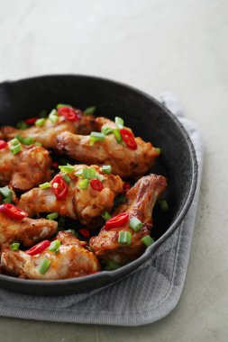 Yemek ve yemek. Kızarmış tavuk bacağı.