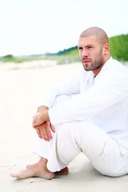 Sahilde çekici ve mutlu bir adam.