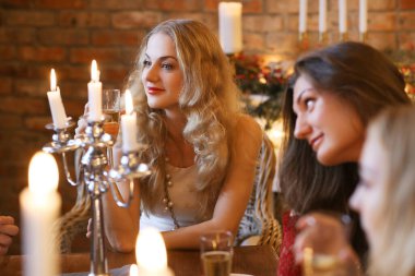 Gençler yeni yılı ev partisinde kutluyor