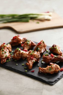 Yemek ve yemek. Kızarmış tavuk bacağı.