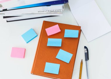 Okul, eğitim. Kitaplar masaya.