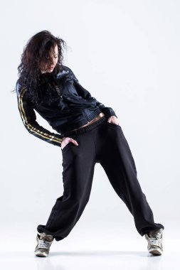 Beyaz arka planda hip-hop dansçısı