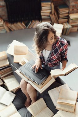 Eğitim ve kitaplar. Kütüphanedeki güzel kadın.