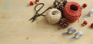 El işçiliği. Aletler masada.