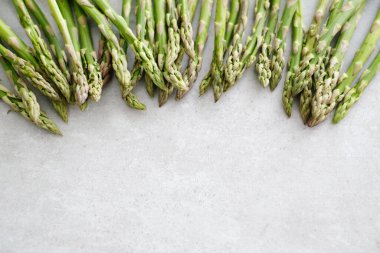 Sebzeler. Masada yeşil kuşkonmaz