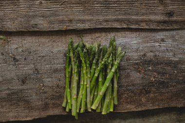 Yiyecekler. Ahşap bir masada kuşkonmaz