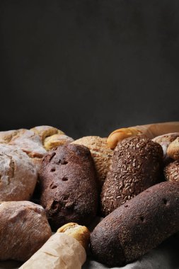 Ekmek somunu masada.