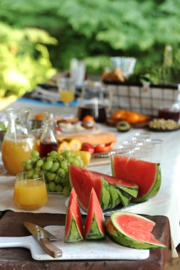 Yemek iskeleti, yemek. Yemek dolu bir masa.