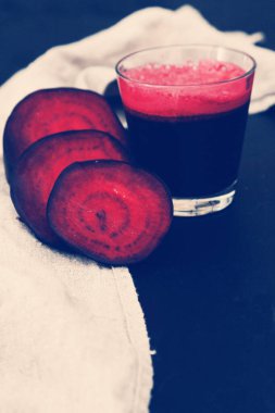 Tahta bir masada pancar suyu.