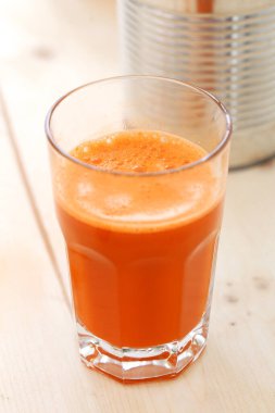 Masada lezzetli havuç suyu var.