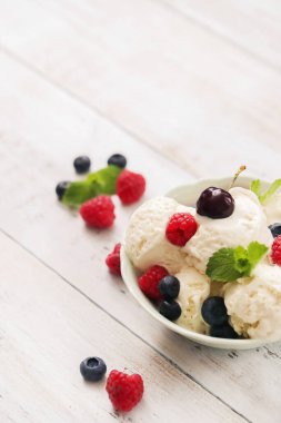 Kasede böğürtlenli lezzetli dondurma.