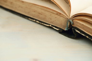 Masanın üzerinde açık bir kitap