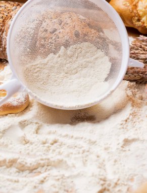 Fırın. Yumurta, ekmek, süzgeç ve un merdanesi.