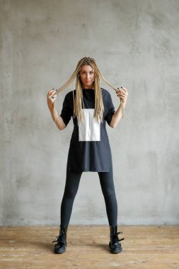 Saç stili ve moda. Rastalı kadın.