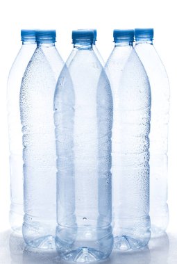 Beyaz arkaplanda boş su şişesi