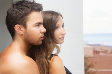 Deniz kıyısındaki güzel genç bir çiftin portresi.