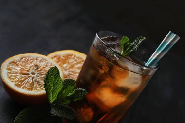 Masada içecek bir şeyler var.