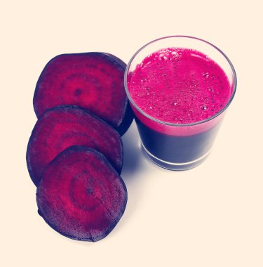 Beyaz arka planda pancar içeceği