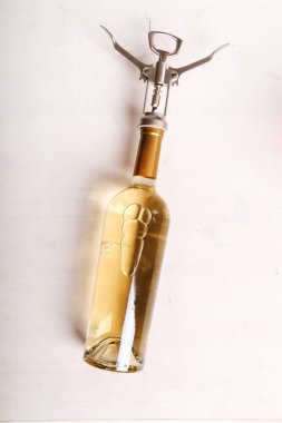 İçelim. Masada nefis şarap var.