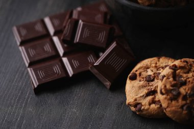 Yiyecekler. Kurabiyeler masada.