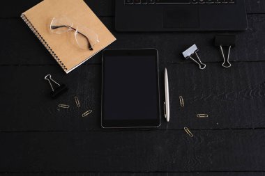 Ofis masasındaki eşyalar.