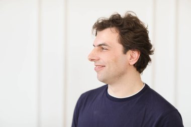 Adam beyaz duvar arka plan üzerinde mutlu yüz