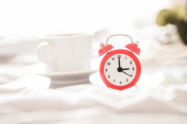 Yatakta kırmızı alarmlı saat