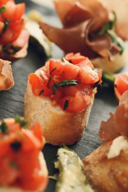 Yiyecekler. Tapas masada.