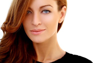 Beyaz arka planda sevimli, mutlu bir kız.