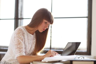 Ofisteki güzel kız.