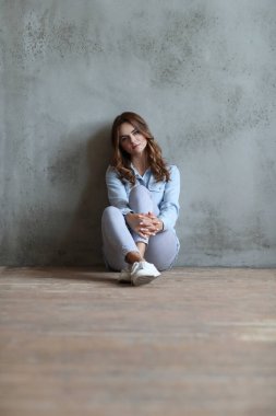 Yerde oturan kadın.