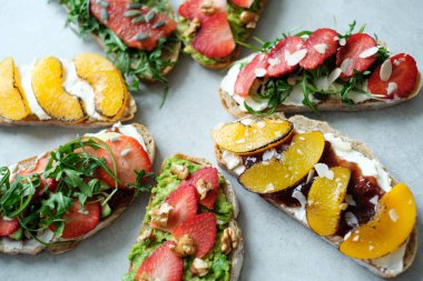 Yiyecekler. Masadaki tatlı sandviç.