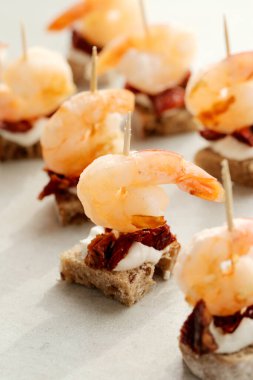 Yemek, aperatif. Masada lezzetli atıştırmalıklar var.