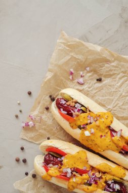 Yiyecekler. Masada nefis bir sosisli.