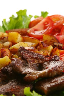 Patates ve az pişmiş et tabağı.