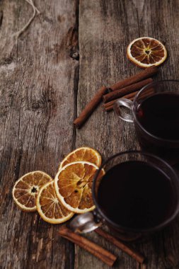 Masada bir kadeh şarap.